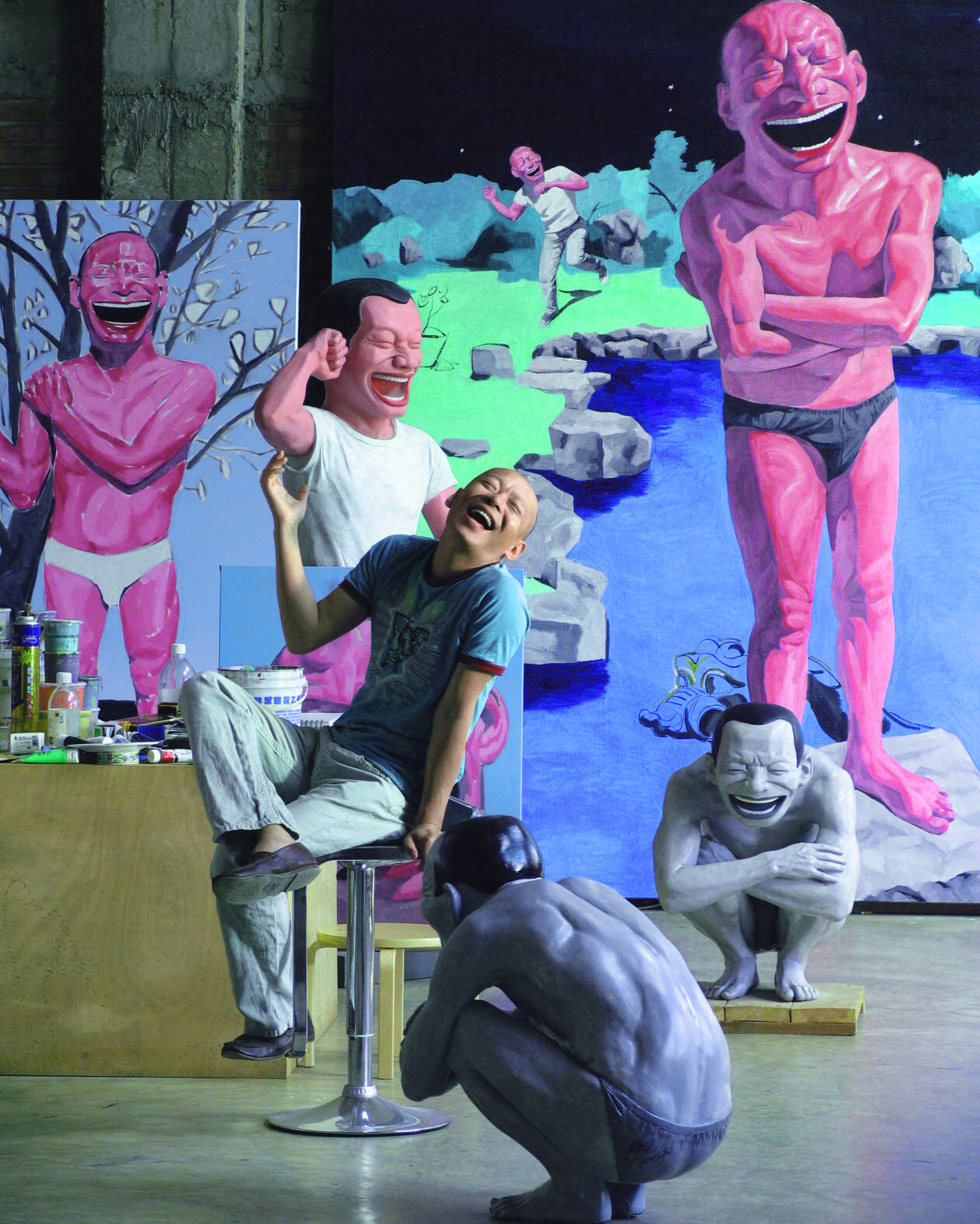 Yue Minjun dans son studio en 2007